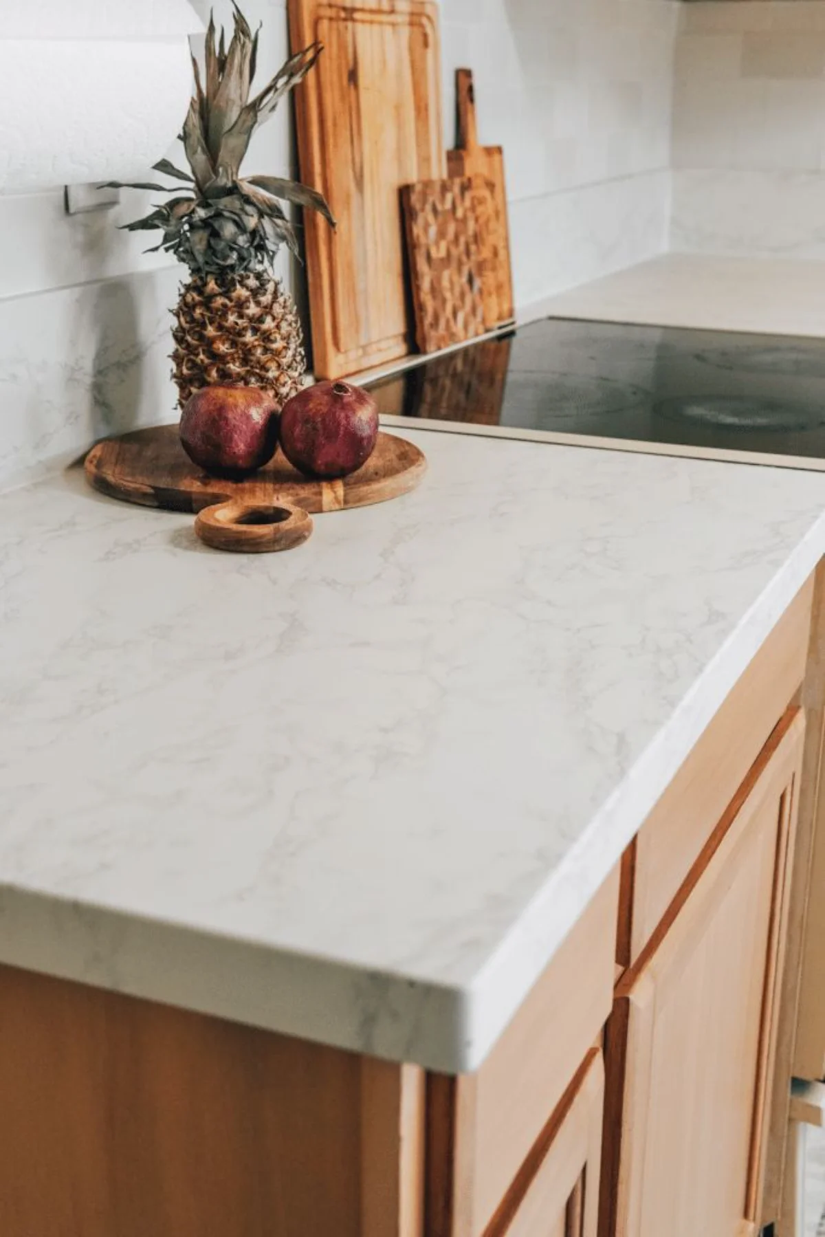 کابینت قهوهای نئوکلاسیک با صفحه کابینت پی وی سی سفید طرح سنگ با لبههای گرد