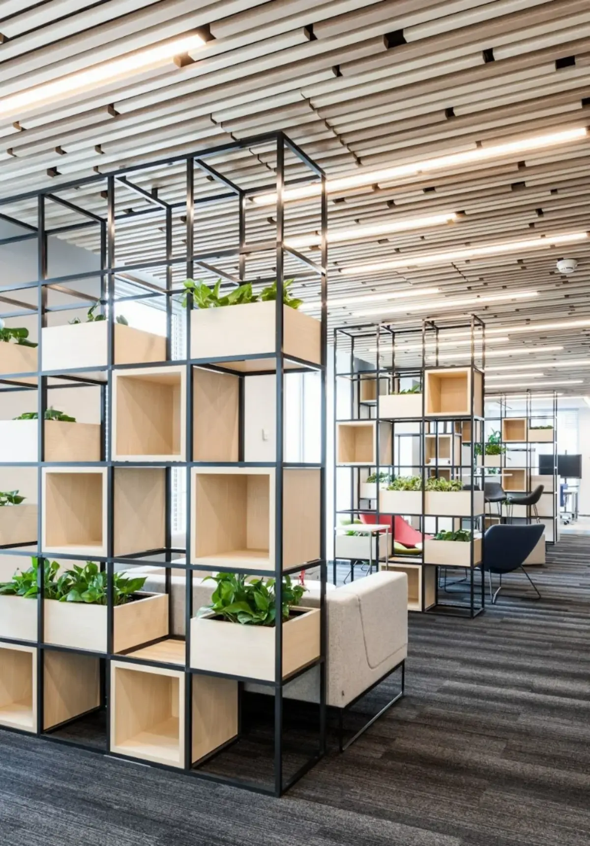 دفترکاری اداری صنعتی با پارتیشن چوبی و فلز مشکی و کف موکت