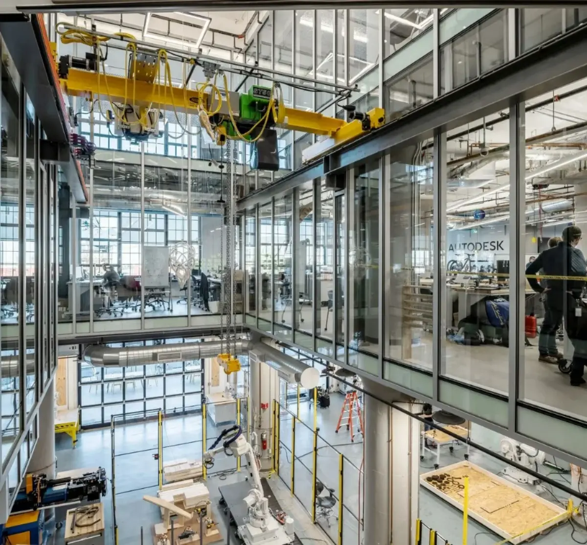 دکوراسیون صنعتی اداری مدرن با دیوار شیشه ای