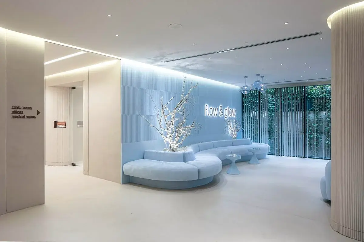 دکوراسیون اداری مراکز درمانی با مبل و دیوار آبی