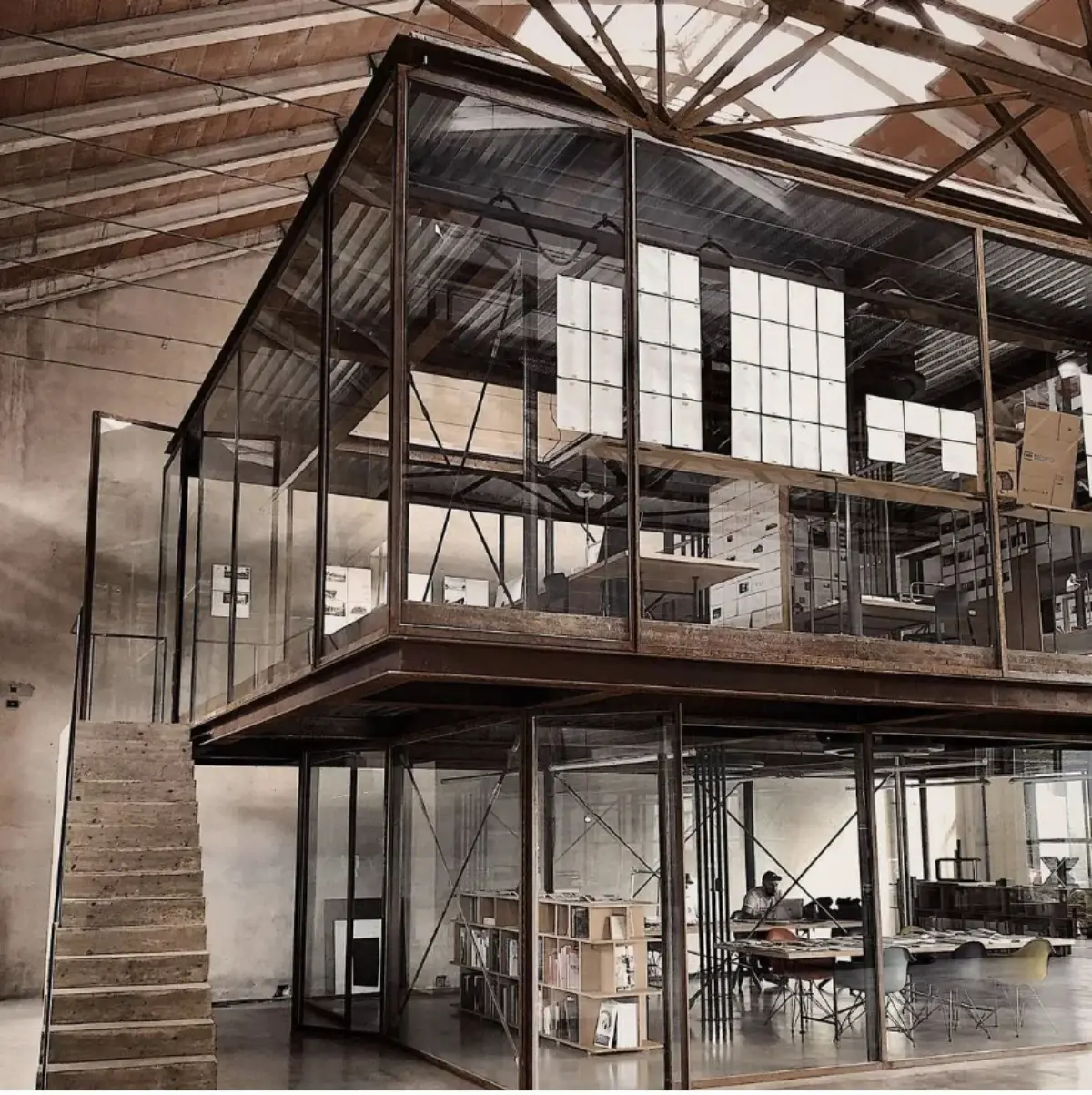 دکراسیون اداری صنعتی دفتر مدیریت با چوب و پله بتنی و دیوار فلزی مشکی