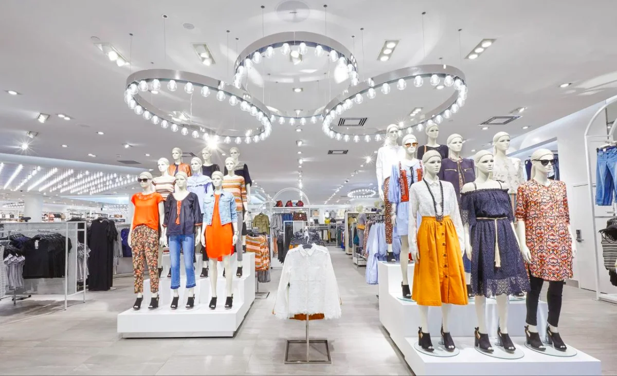 دکوراسیون اچ اند ام با طراحی ساده و مدرن و سفید