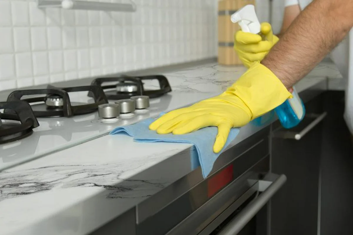 نگهداری از صفحه کابینت طرح سنگ سفید طوسی