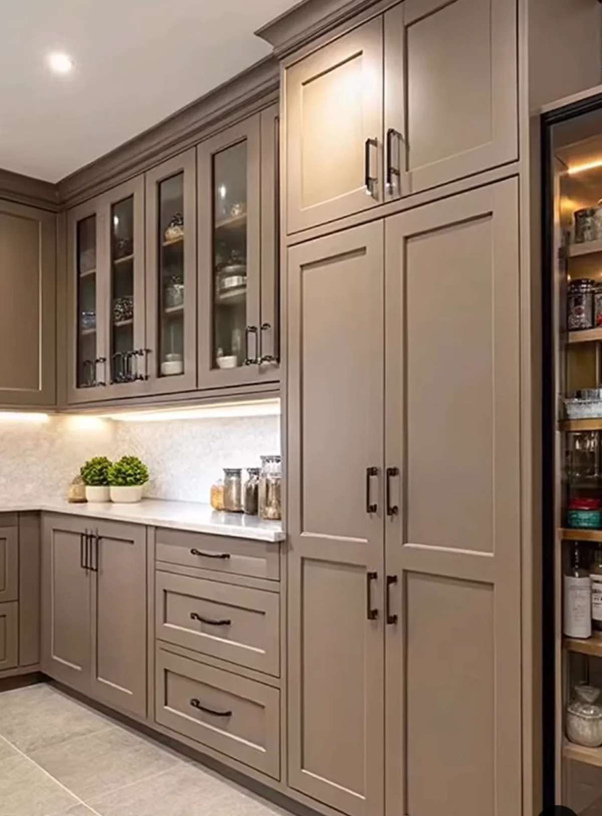 کابینت نئوکلاسیک نسکافه‌ای با درب‌های ویترینی در یونیت‌های دیواری و کابینت کمدی و کابینت سوپری در یک سمت