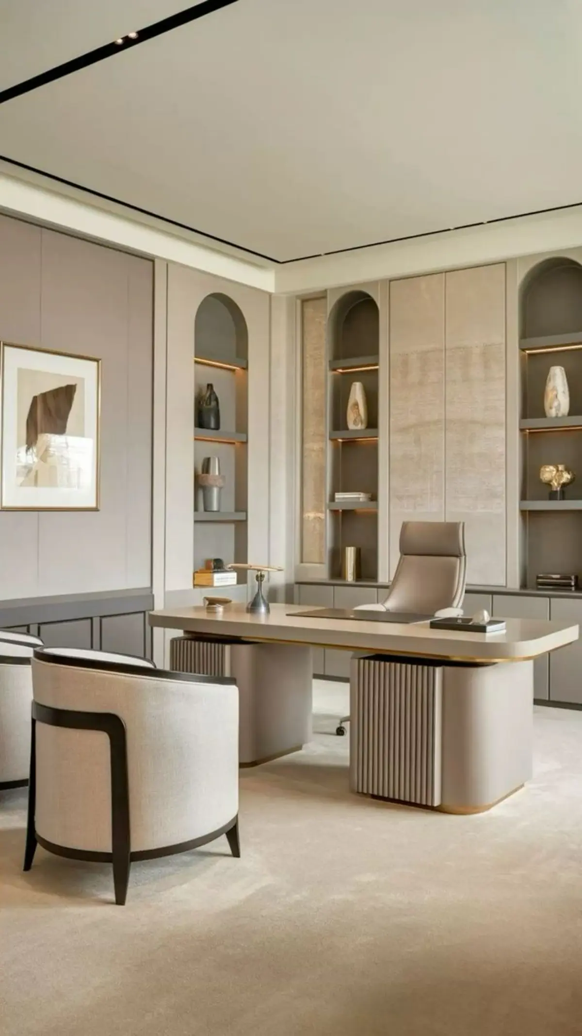دکوراسیون اداری با میز و صندلی کرم و قفسه‌های توکار