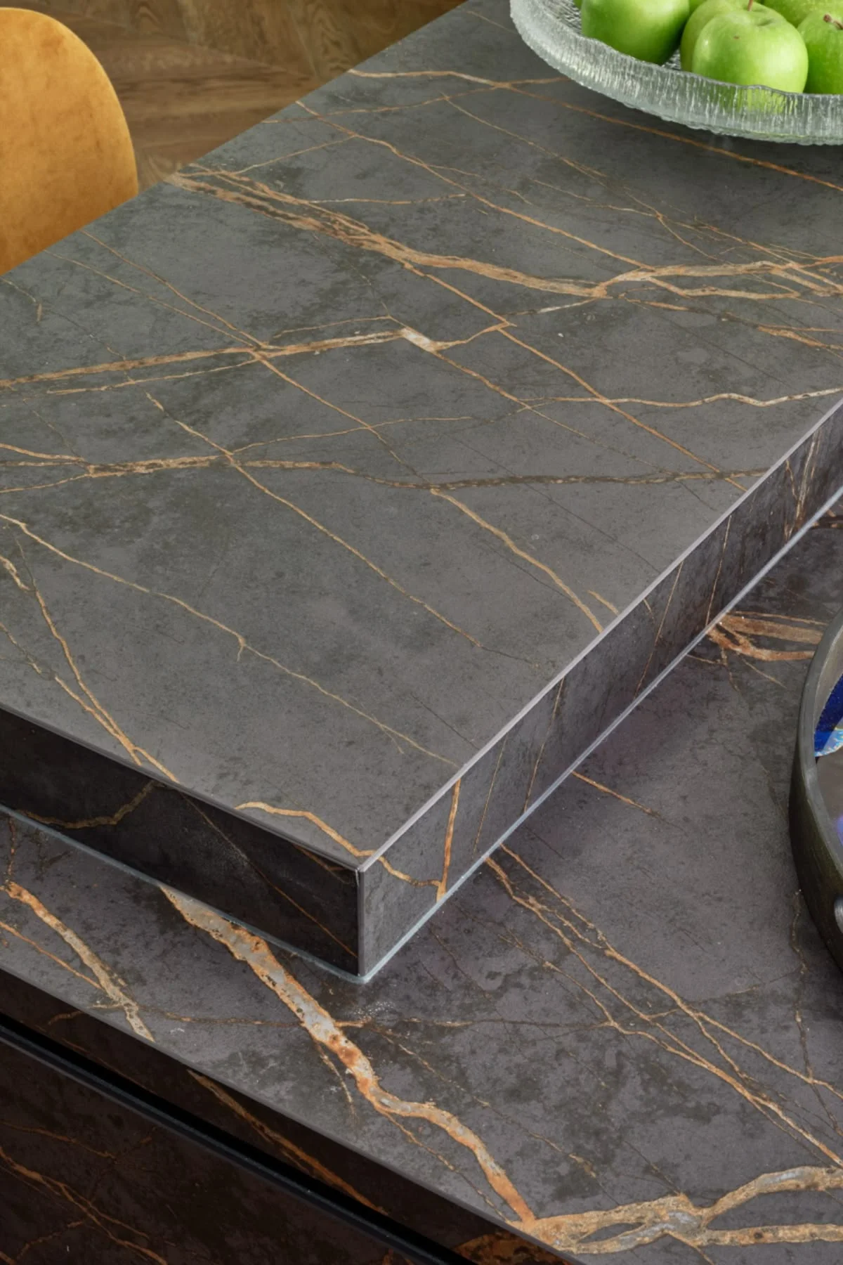 صفحه کابینت پی وی سی با روکش مشکی طرح سنگ مات با رگههای طوسی طلایی