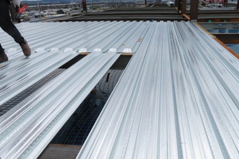 مراحل اجرای سقف عرشه فولادی از نصب ورق تا بتن ریزی