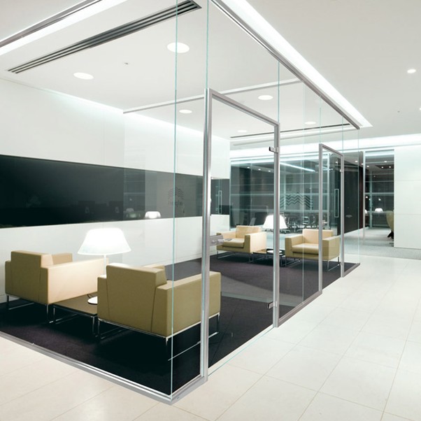 بهترین پارتیشن شیشه‌ای اداری برای بهینه‌سازی فضای کار مدرن