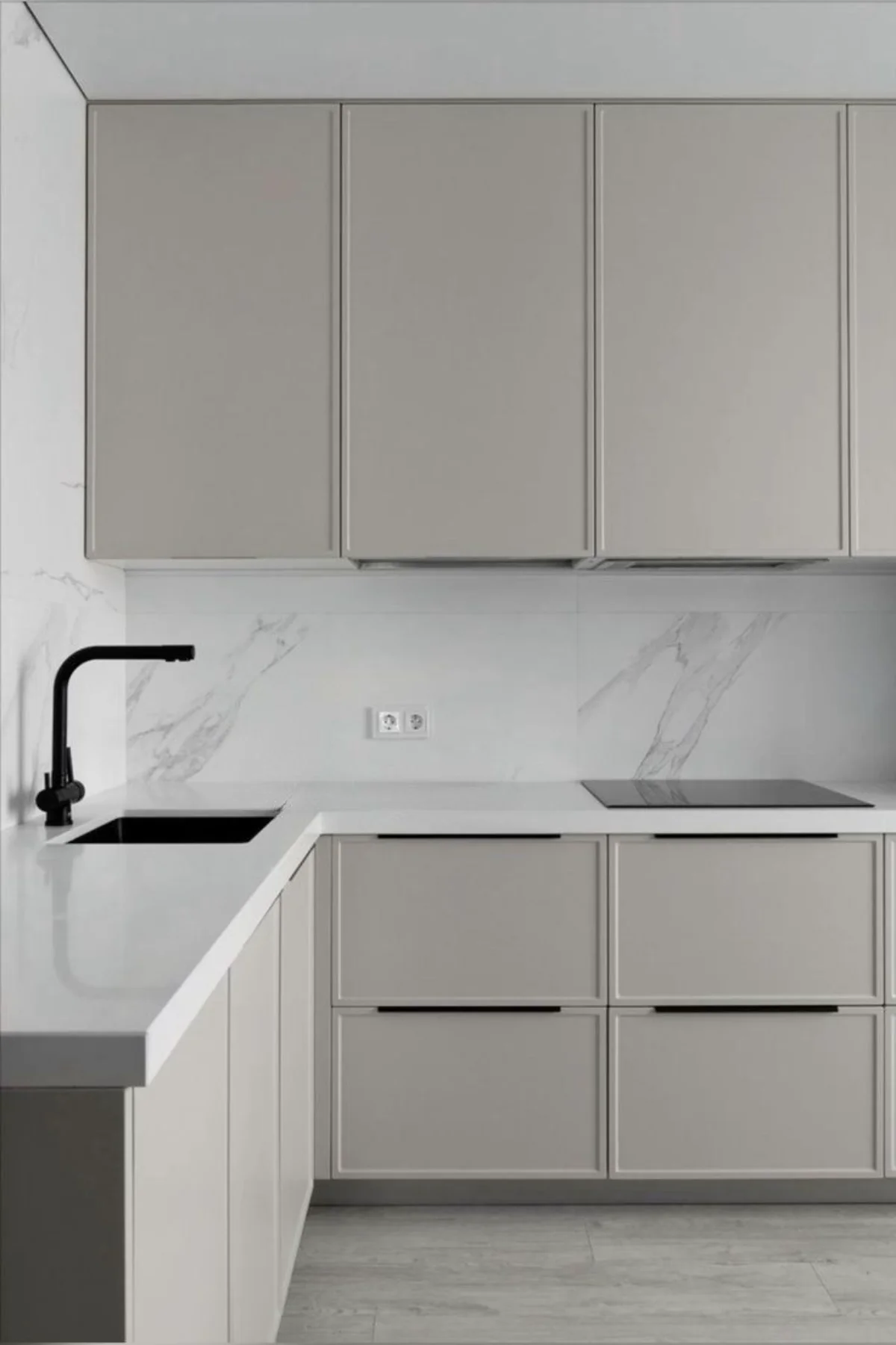 صفحه کابینت سه سانتی سفید ساده با کابینت طوسی مدرن و کشو‌های اجرا شده در یونیت‌های زمینی