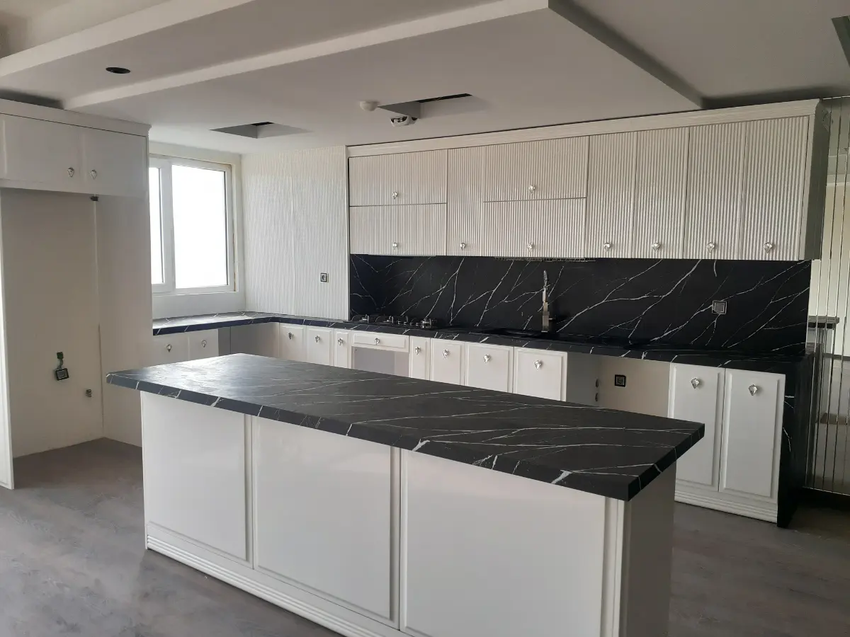 کابینت وجزیره پولیشی نئوکلاسیک سفید با صفحه کابینت مشکی