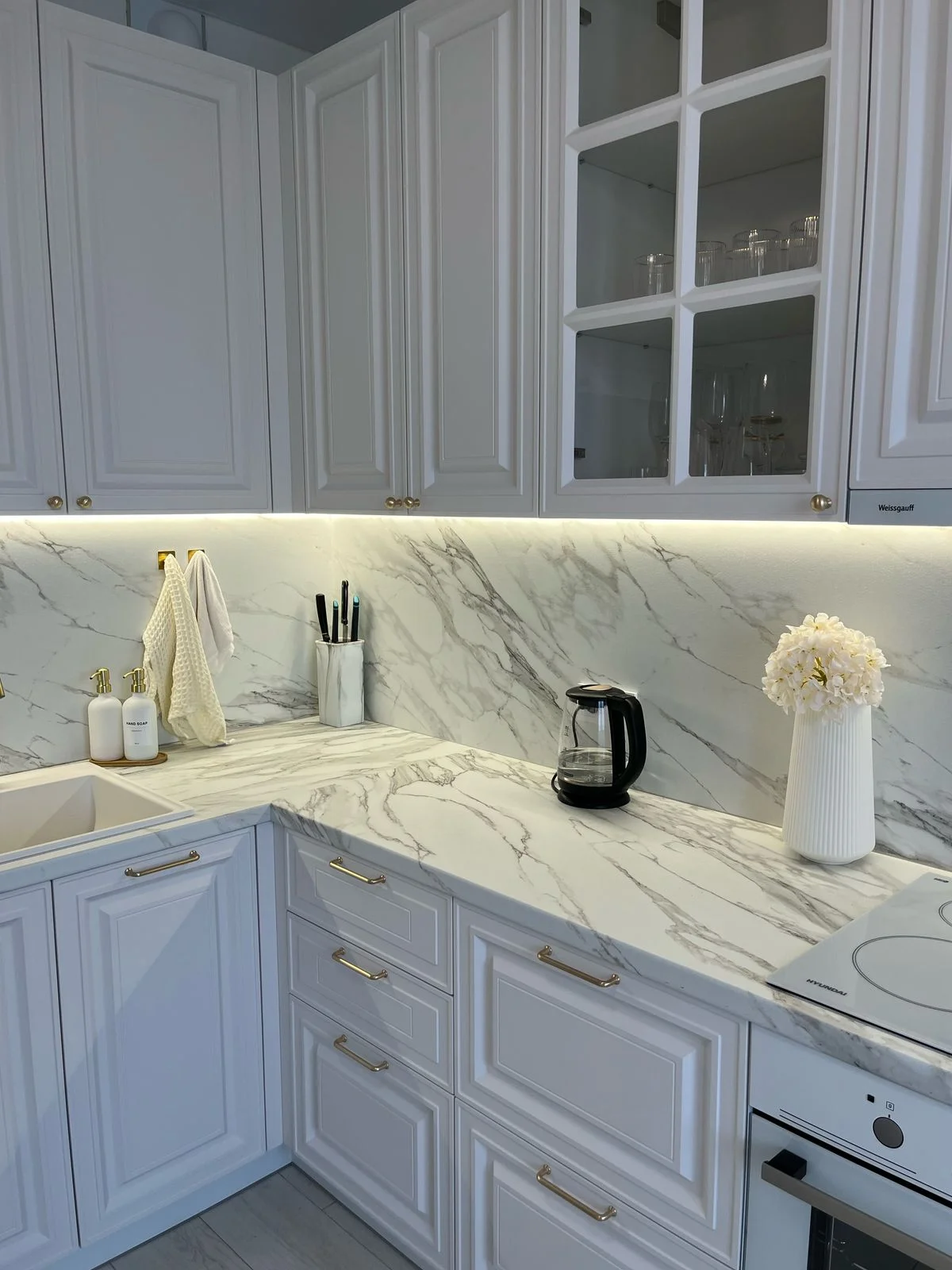 صفحه کابینت پی وی سی طرح سنگ و کابینت نئوکلاسیک سفید با قاب بندی ظریف و دربهای ویترینی