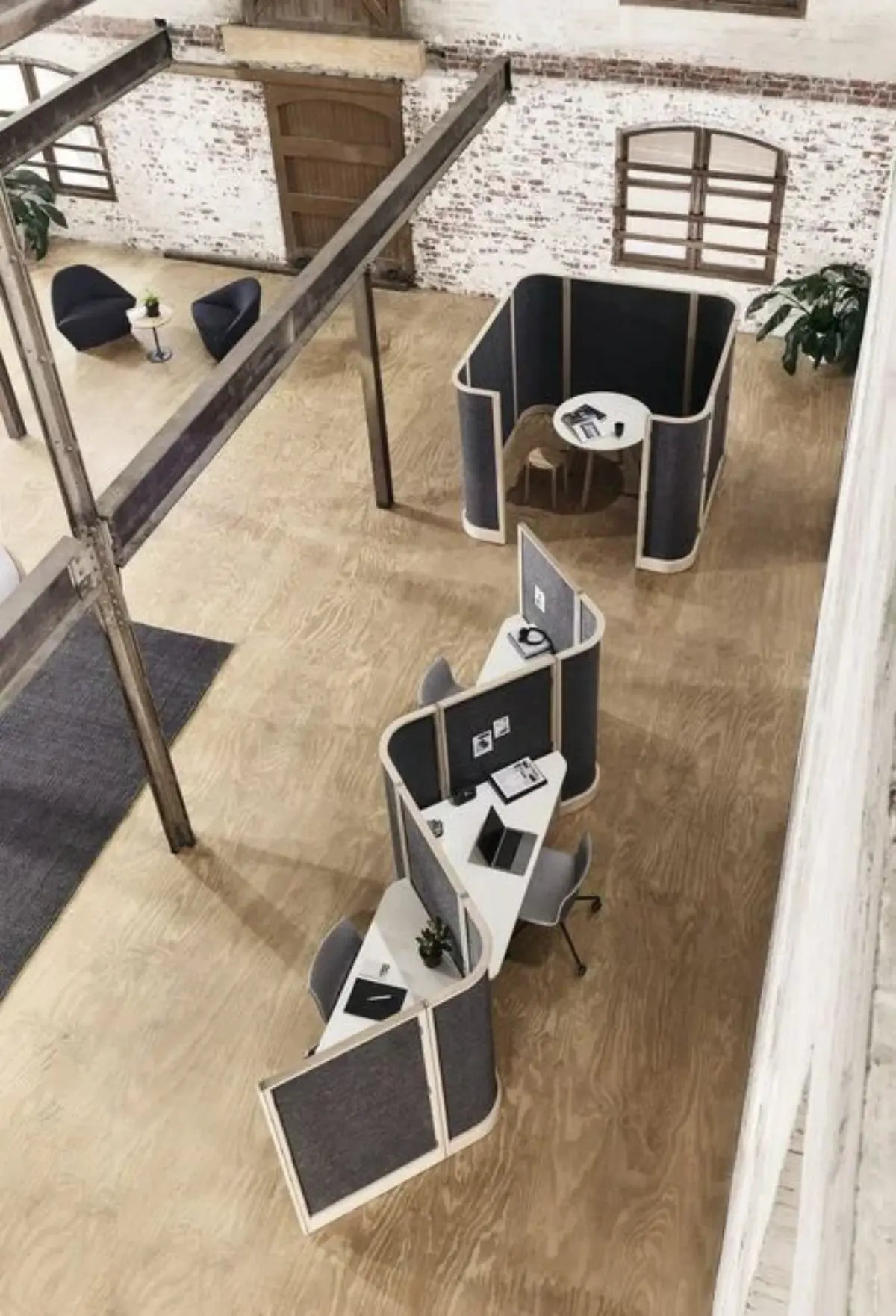 دکوراسیون اداری صنعتی با میز سفید مشکی و کفپوش چوبی