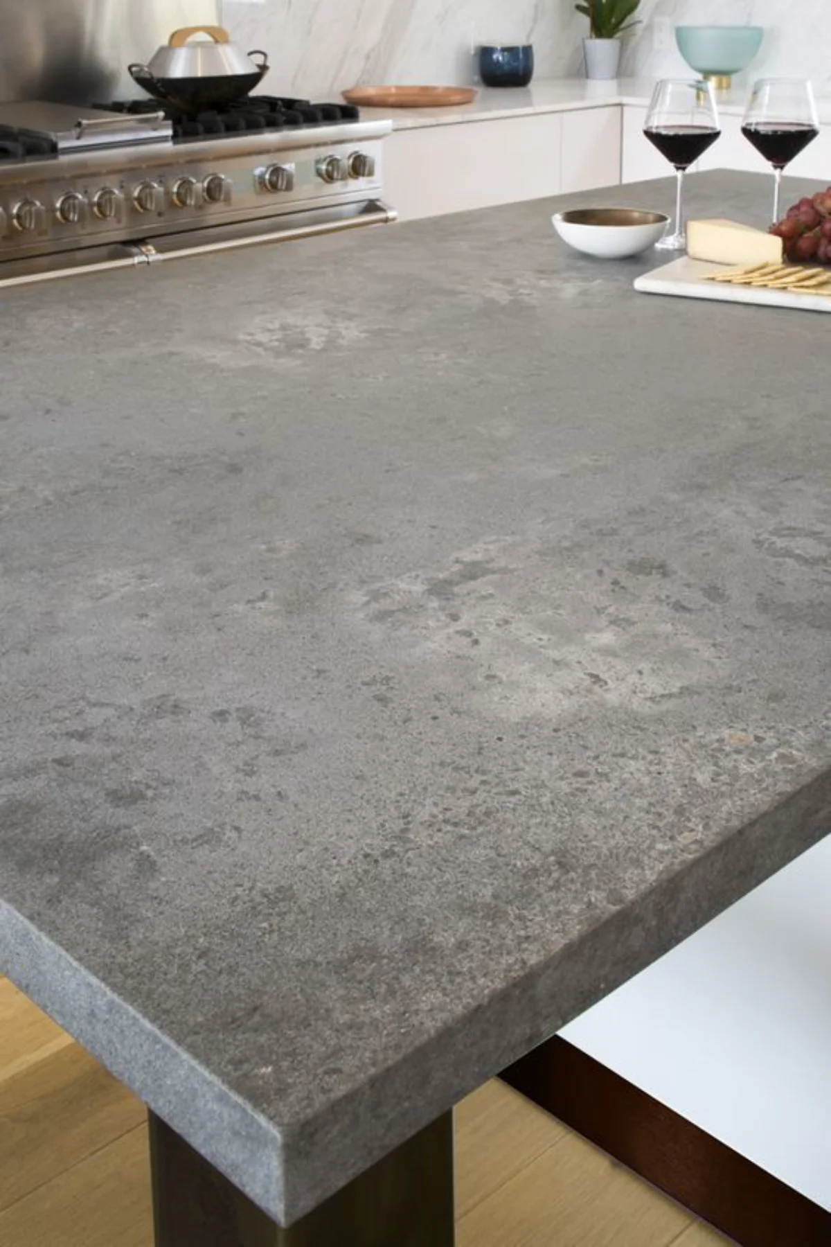 صفحه کابینت سه سانتی طوسی طرح بتن و اجرا شده برای کابینت‌های سفید و روی اپن و گاز استیل نقره‌ای