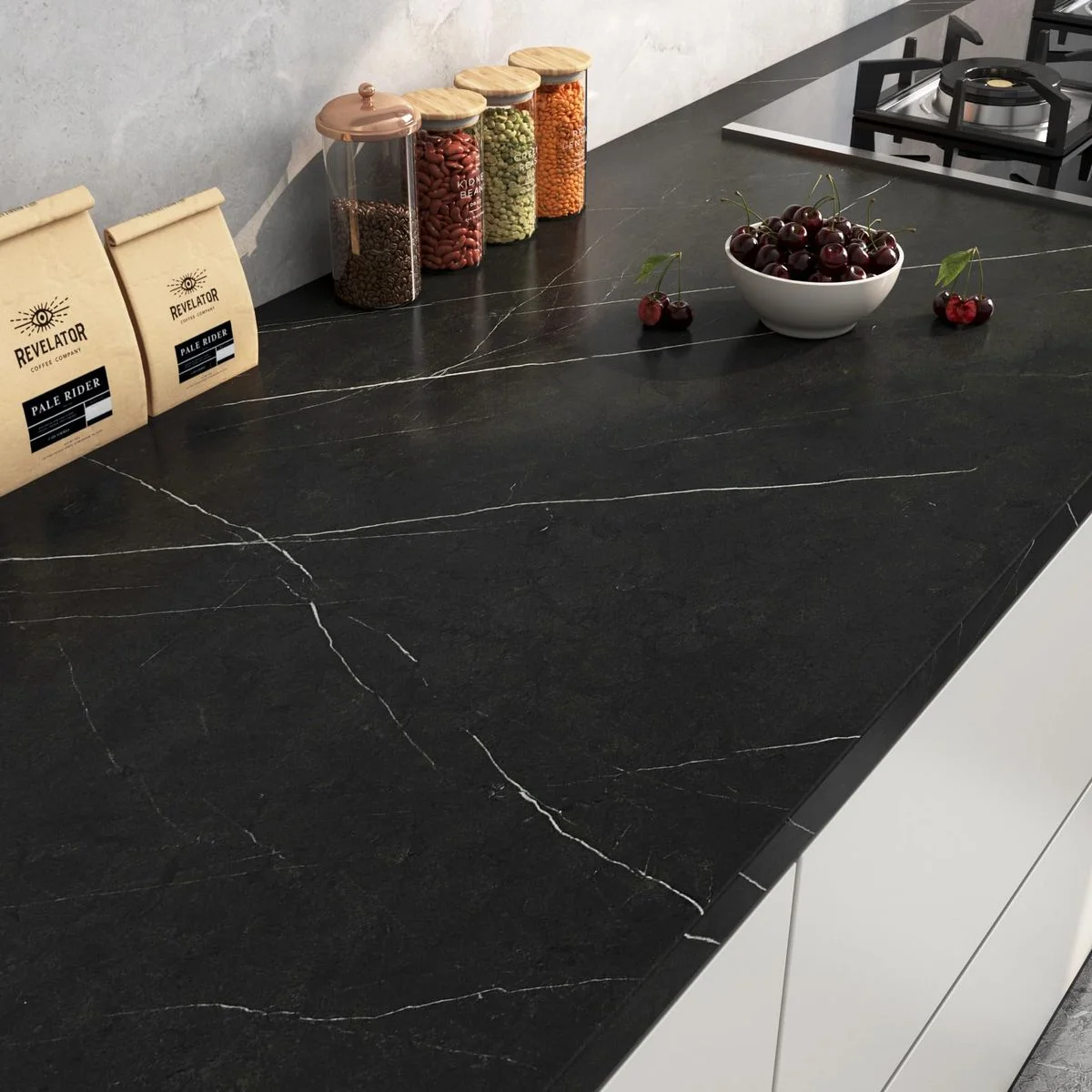 صفحه کابینت سه سانتی مشکی طرح سنگ با رگه‌های سفید و گاز توکار اجرا شده در آن در کنار کابینت سفید مدرن