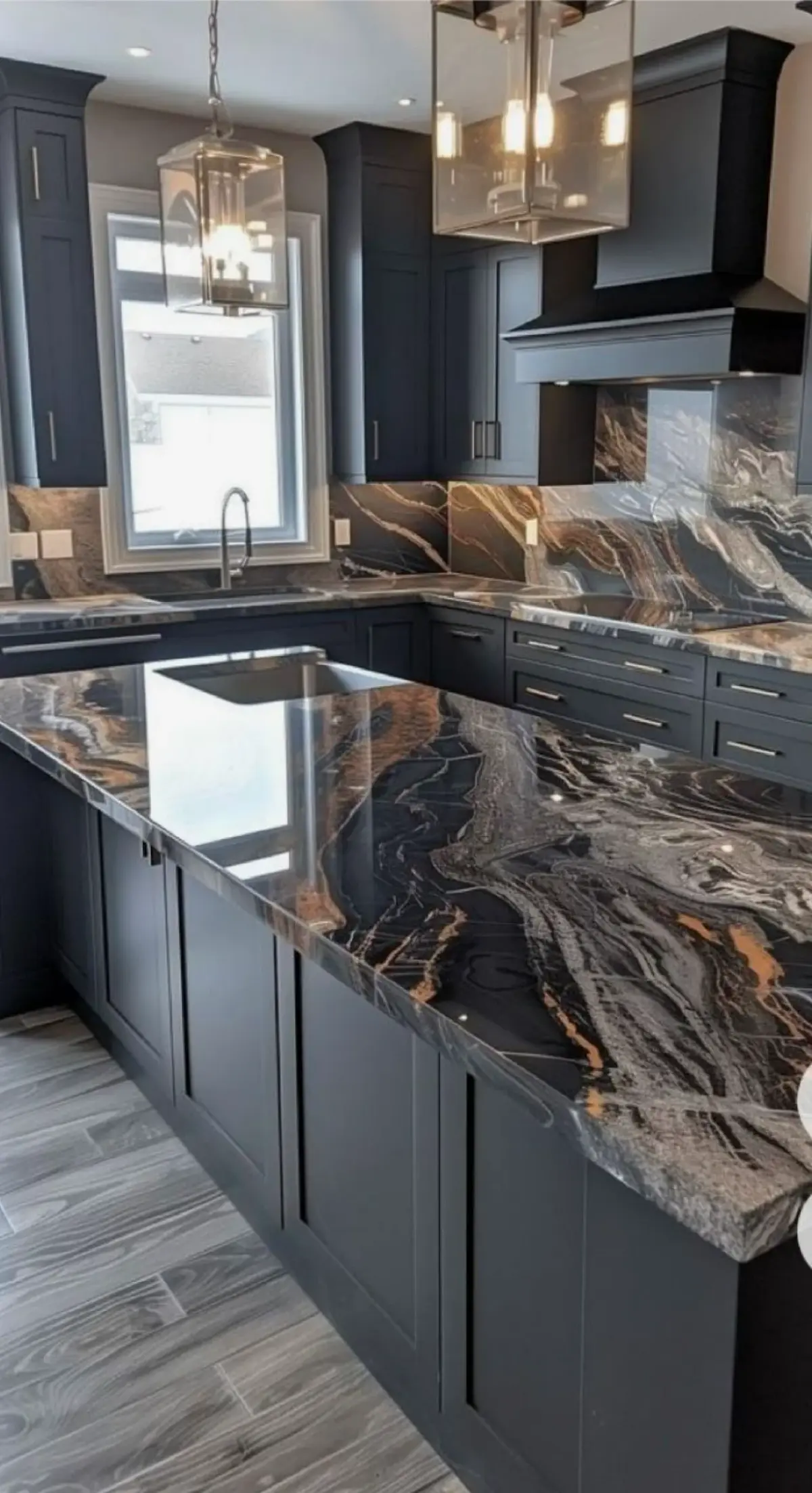 صفحه کابینت طرح سنگ مشکی، طوسی و طلایی برای کابینت نئوکلاسیک مشکی