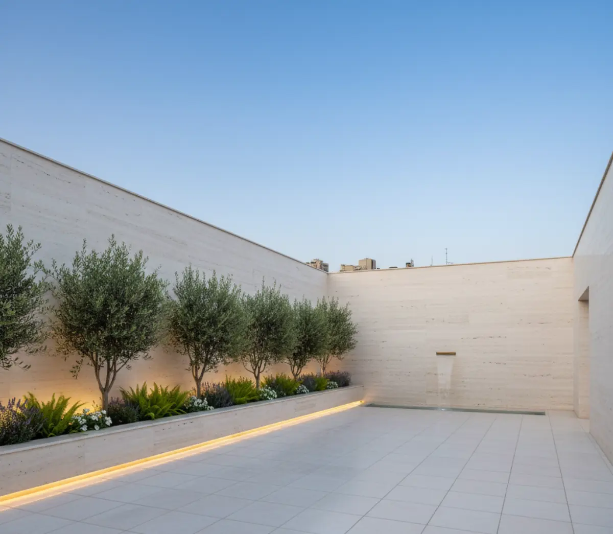 سنگ تراورتن سفید و کرم برای کف و دیوار حیاط