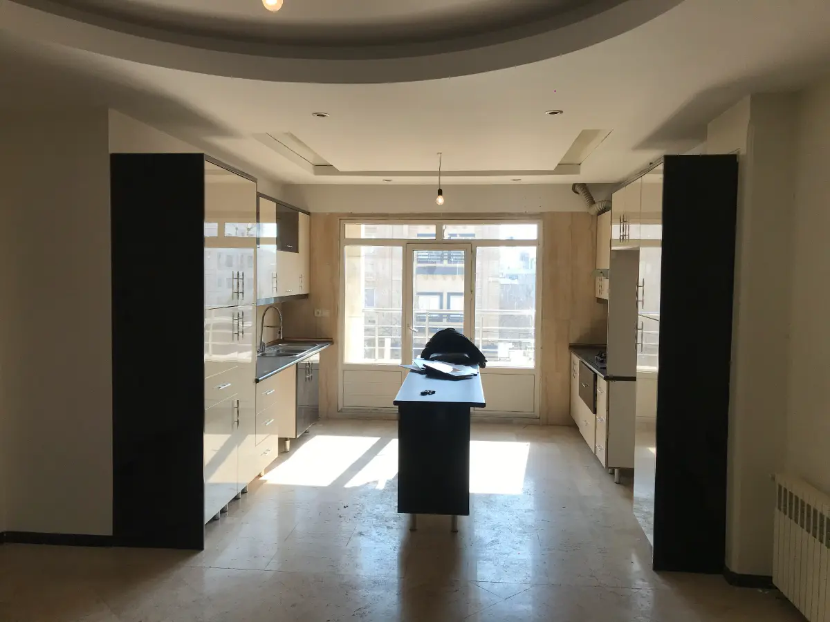 کابینت هایگلاس سفید با جزیره باریک مشکی