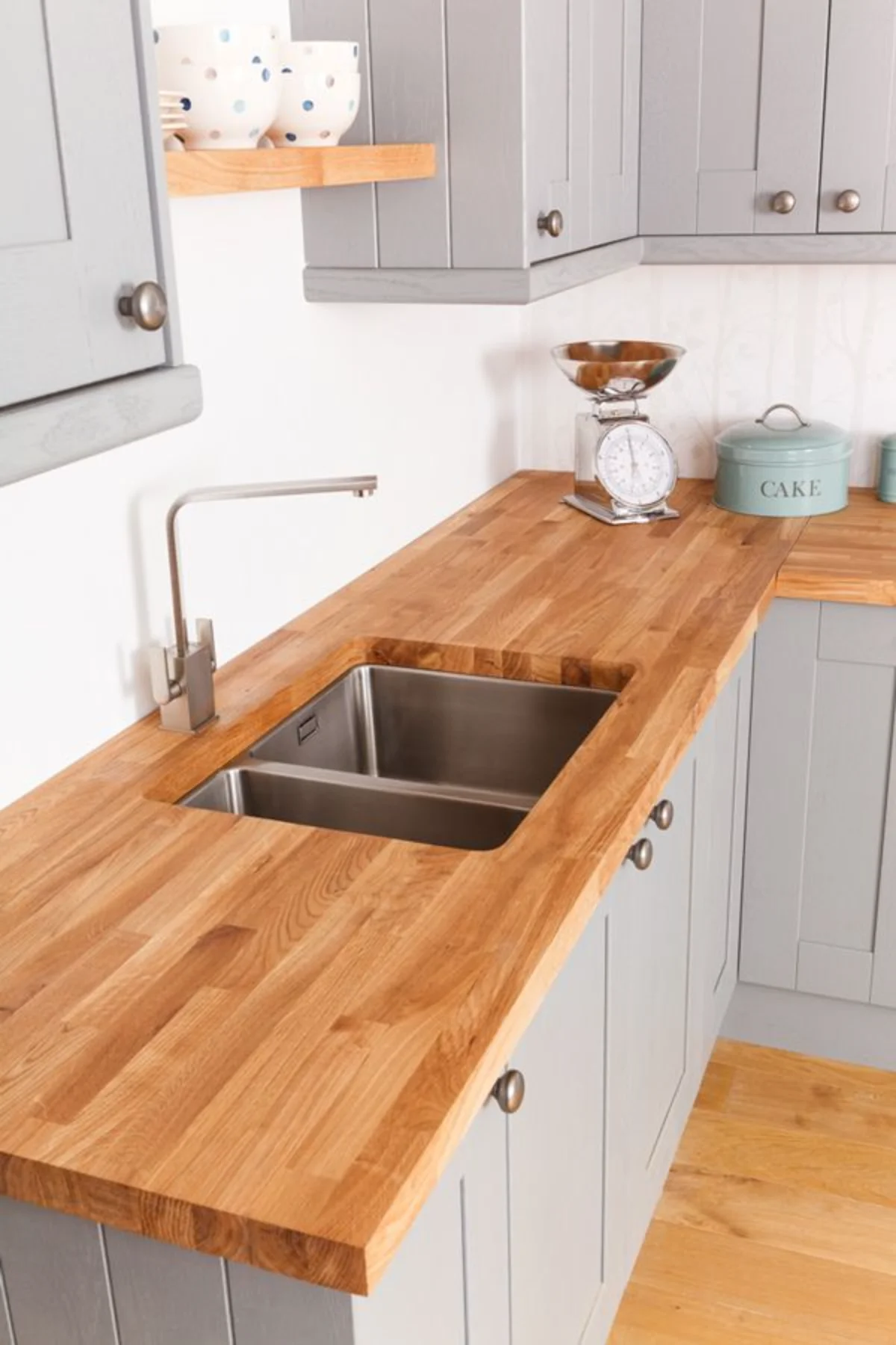 صفحه کابینت پی وی سی طرح چوب قهوهای با کابینت نئوکلاسیک طوسی و اکسسوریهای نقرهای