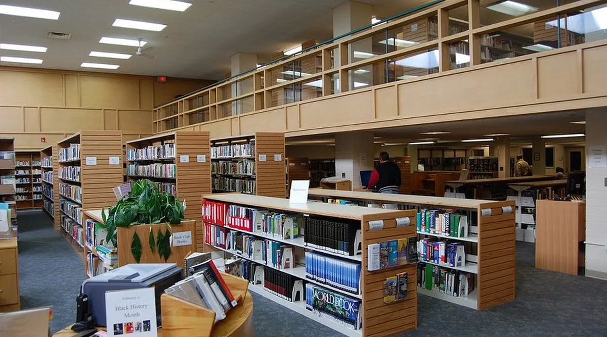 کتابفروشی مدرن با قفسه‌های ساده چوبی