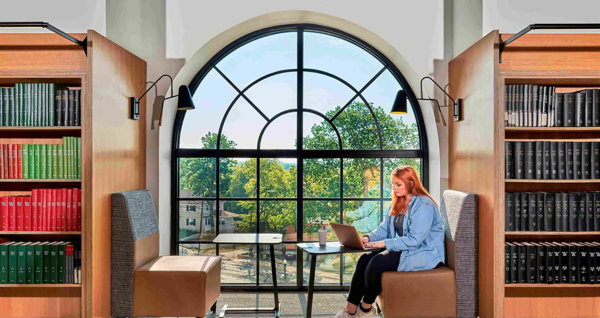 کتابفروشی با فضای نشیمن مناسب و قفسه چوبی