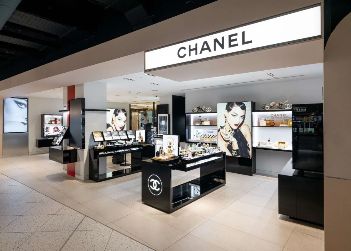 دکوراسیون برند شانل با میز و قفسه مشکی سفید با نورپردازی