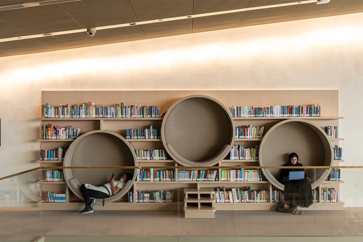 کتابفروشی با فضای بزرگ و قفسه‌های مدرن برای مطالعه کتاب