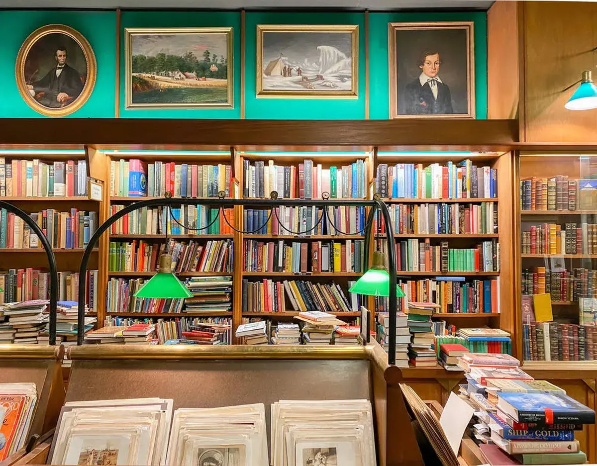 کتابفروشی با دکور کلاسیک و قفسه‌های چوبی