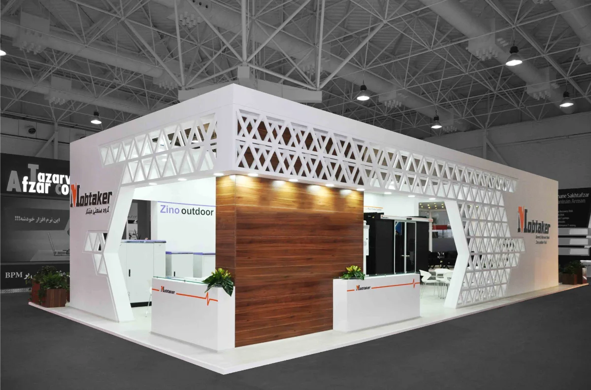 دکوراسیون غرفه نمایشگاهی سفید و به کارگیری چوب در طراحی