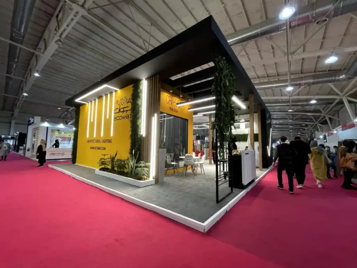 دکوراسیون غرفه نمایشگاهی جزیره با ترکیب رنگ زرد و مشکی و نورپردازی زیبا