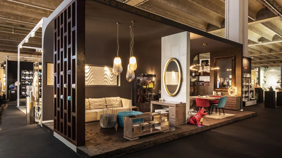 غرفه نمایشگاهی مشکی با مبل سفید