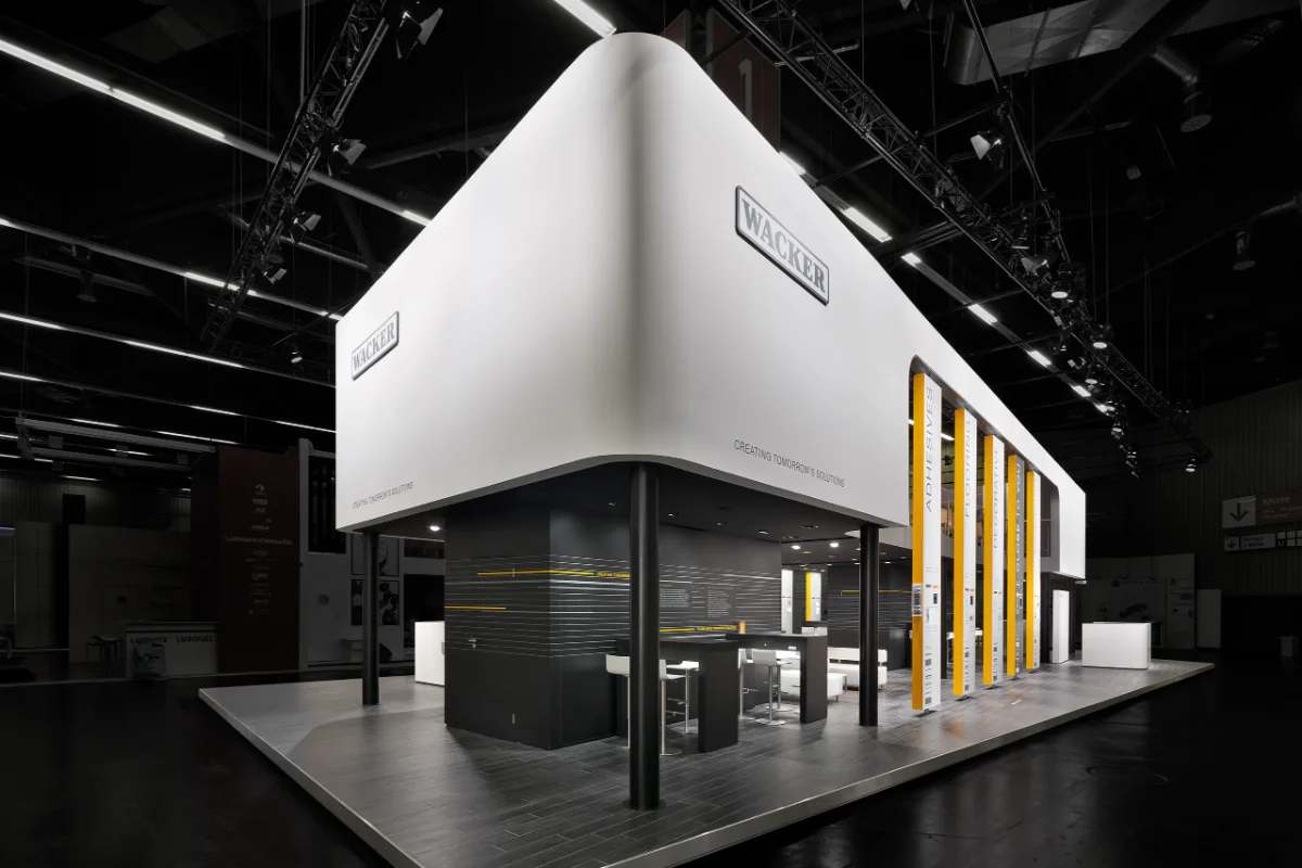 غرفه نمایشگاهی مدرن در رنگ های زرد و سفید و مشکی