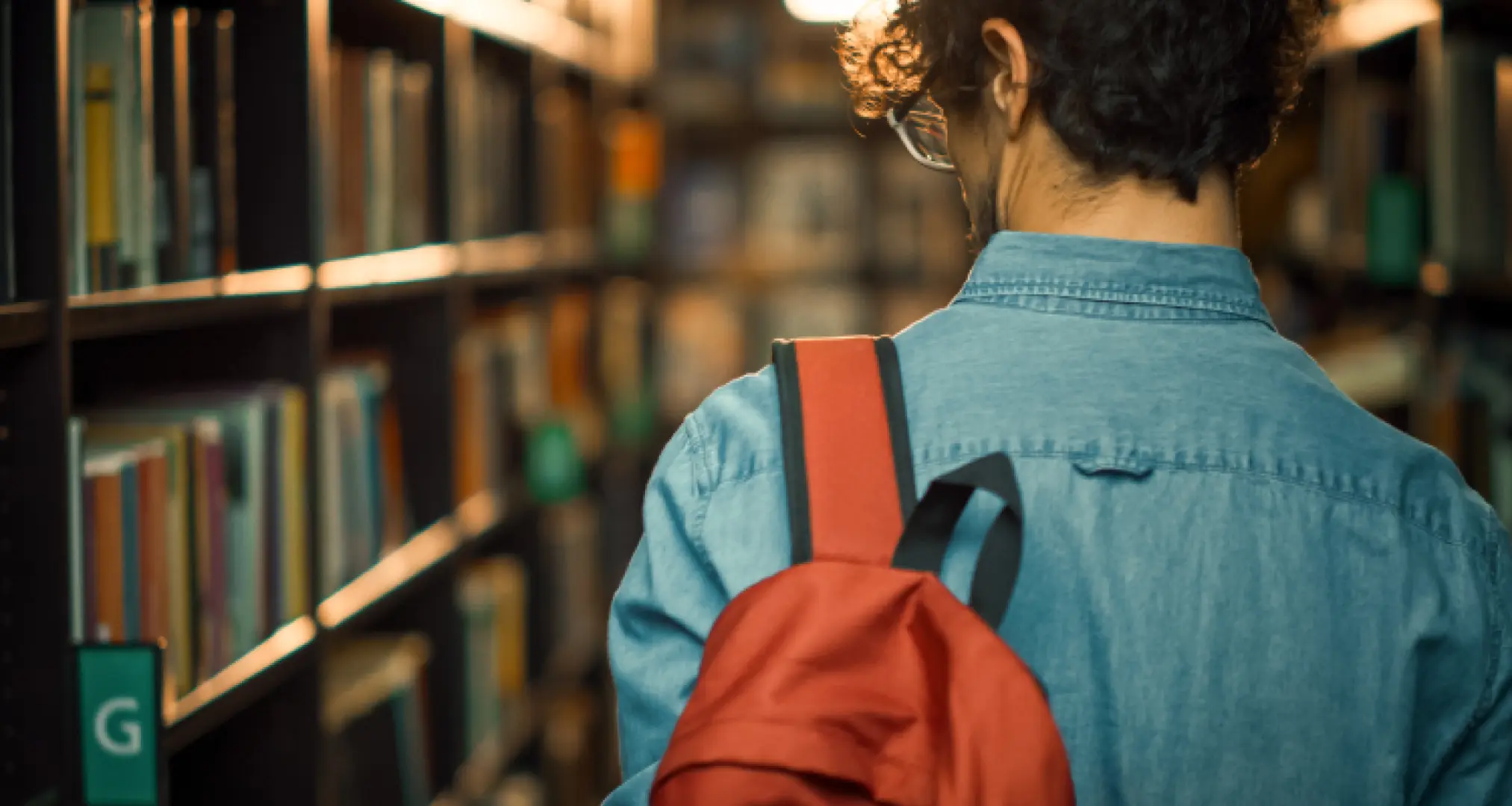 مشتری در بین قفسه‌های کتابفروشی