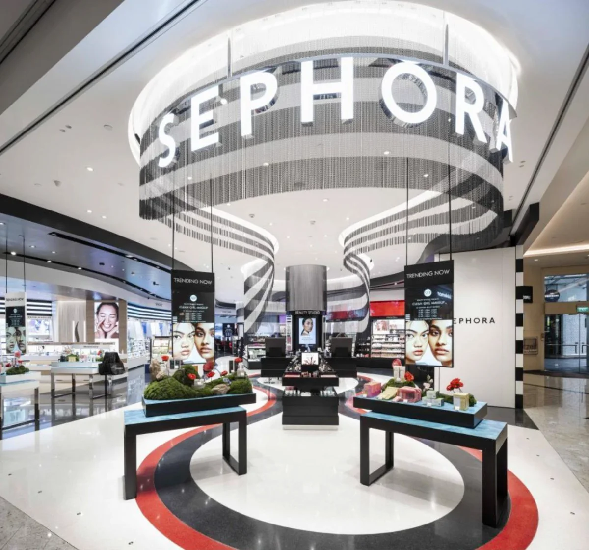 دکوراسیون مغازه سفورا با میزهای مشکی و کفپوش سرامیکی سفید مشکی و قرمز