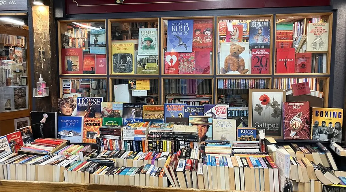 ویترین متفاوت کتابفروشی با انواع کتاب‌ها