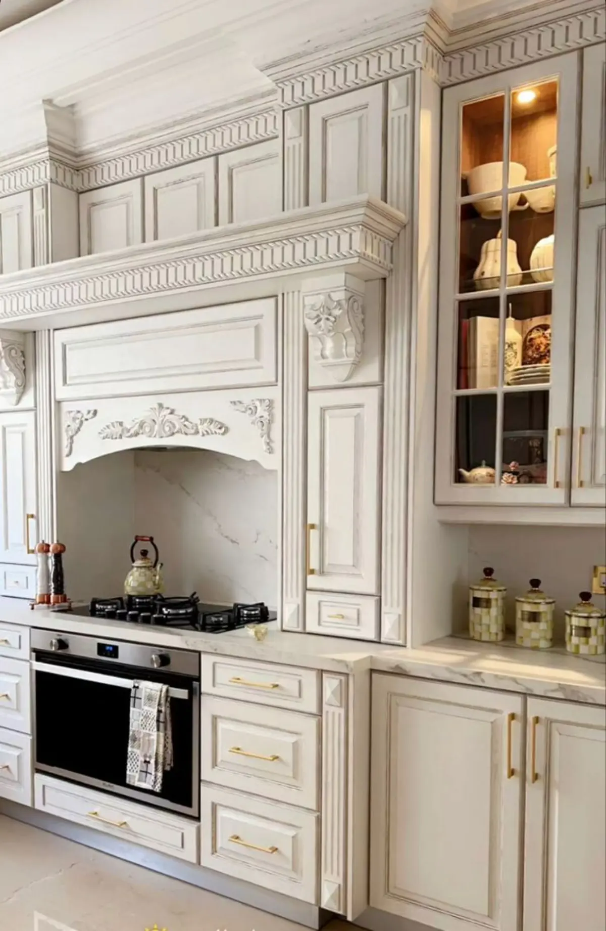 کابینت کلاسیک سفید طلایی