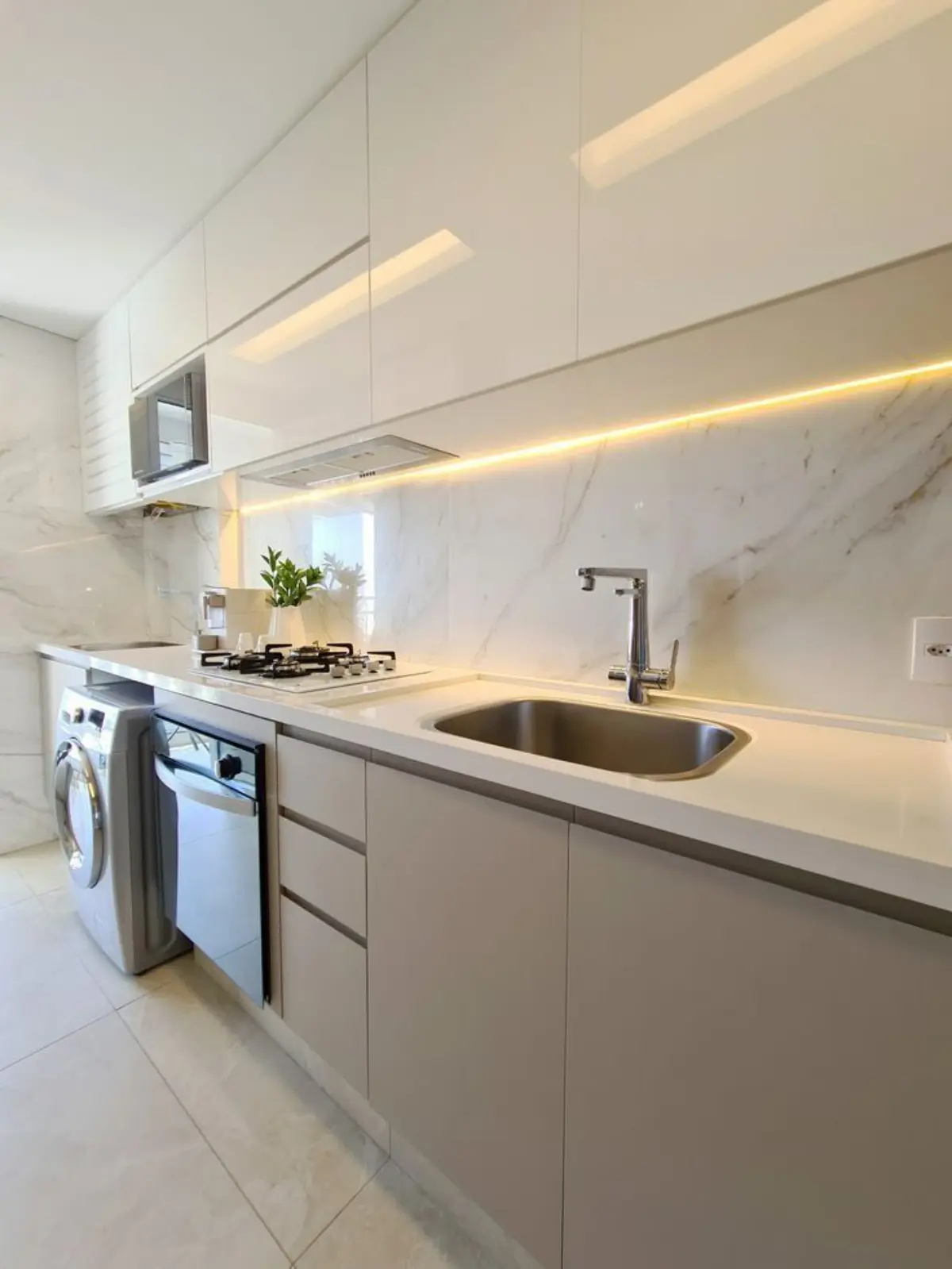 کابینت ام دی اف مدرن سفید قهوه‌ای بدون دستگیره با نورپردازی