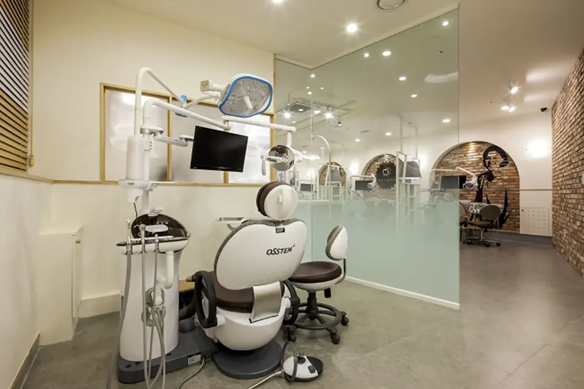 مطب دندانپزشکی با پارتیشن شیشهای