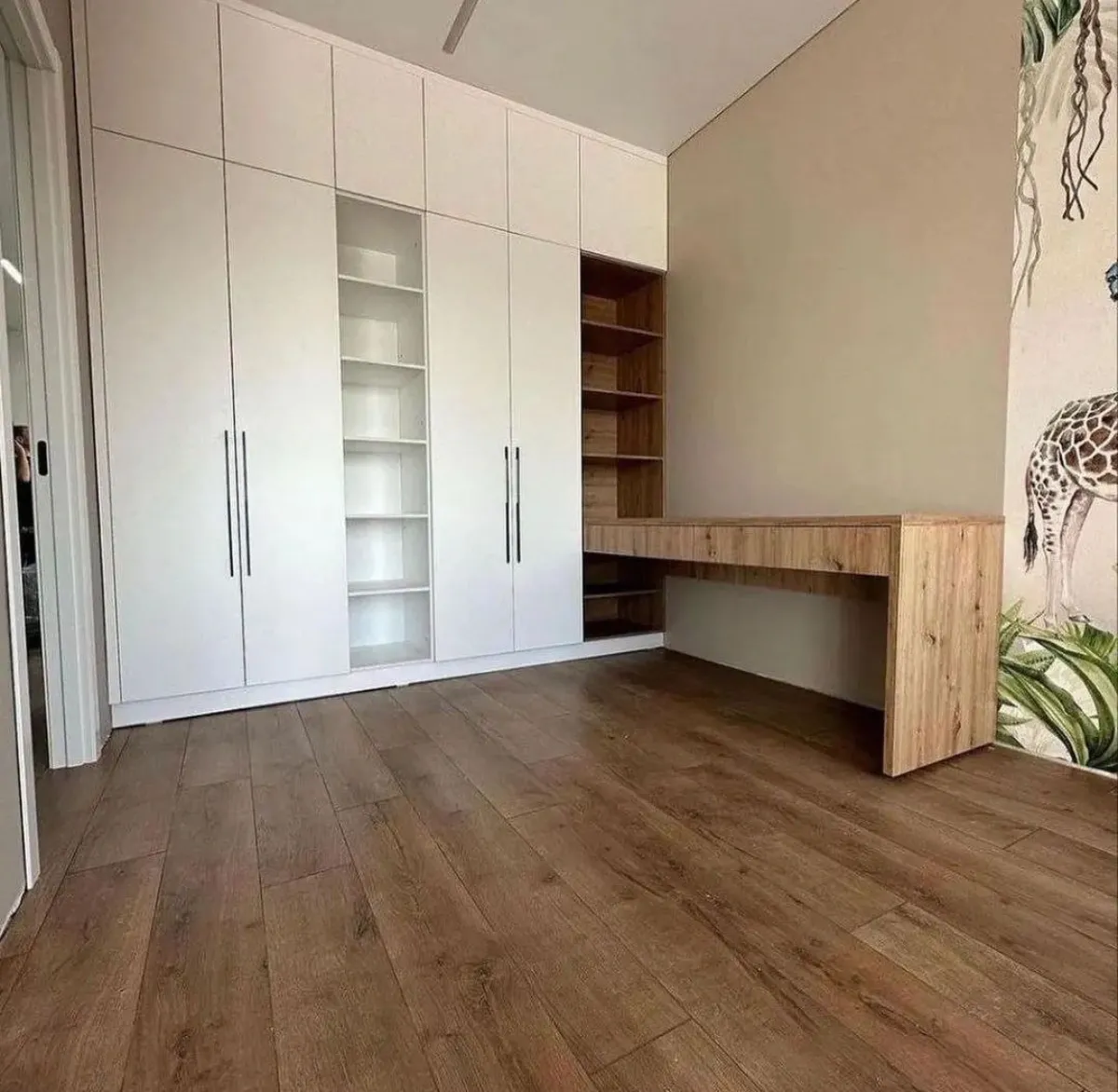 کمد دیواری مدرن سفید با شلف و میز چوبی