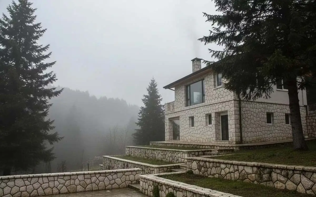 سنگ مالون به کار رفته در نمای خانه و دیوارها در محیطی کاملا سرد و مرطوب