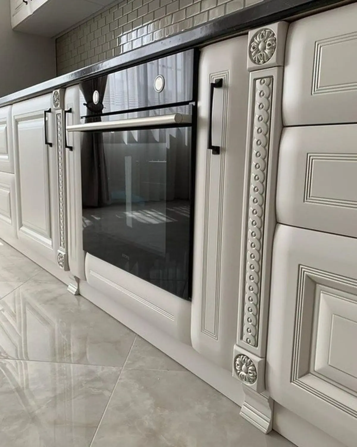 کابینت زمینی کلاسیک سفید