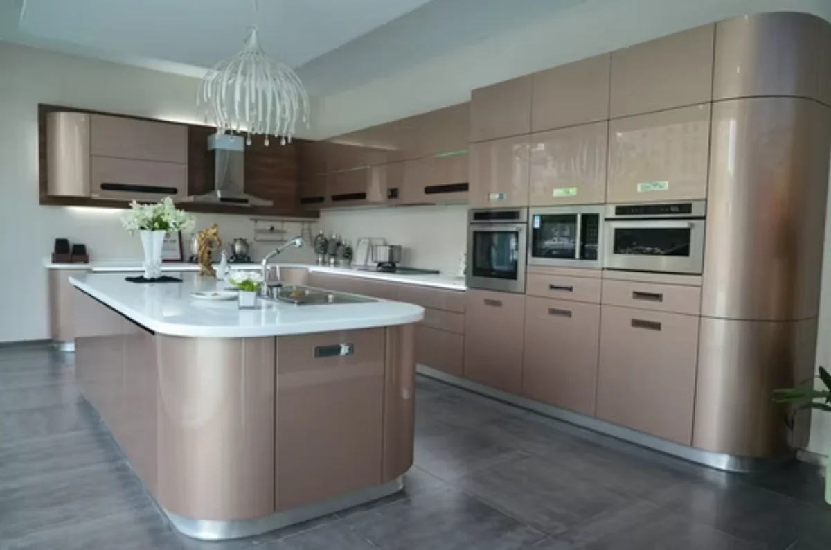 کابینت هایگلاس صورتی با جزیره