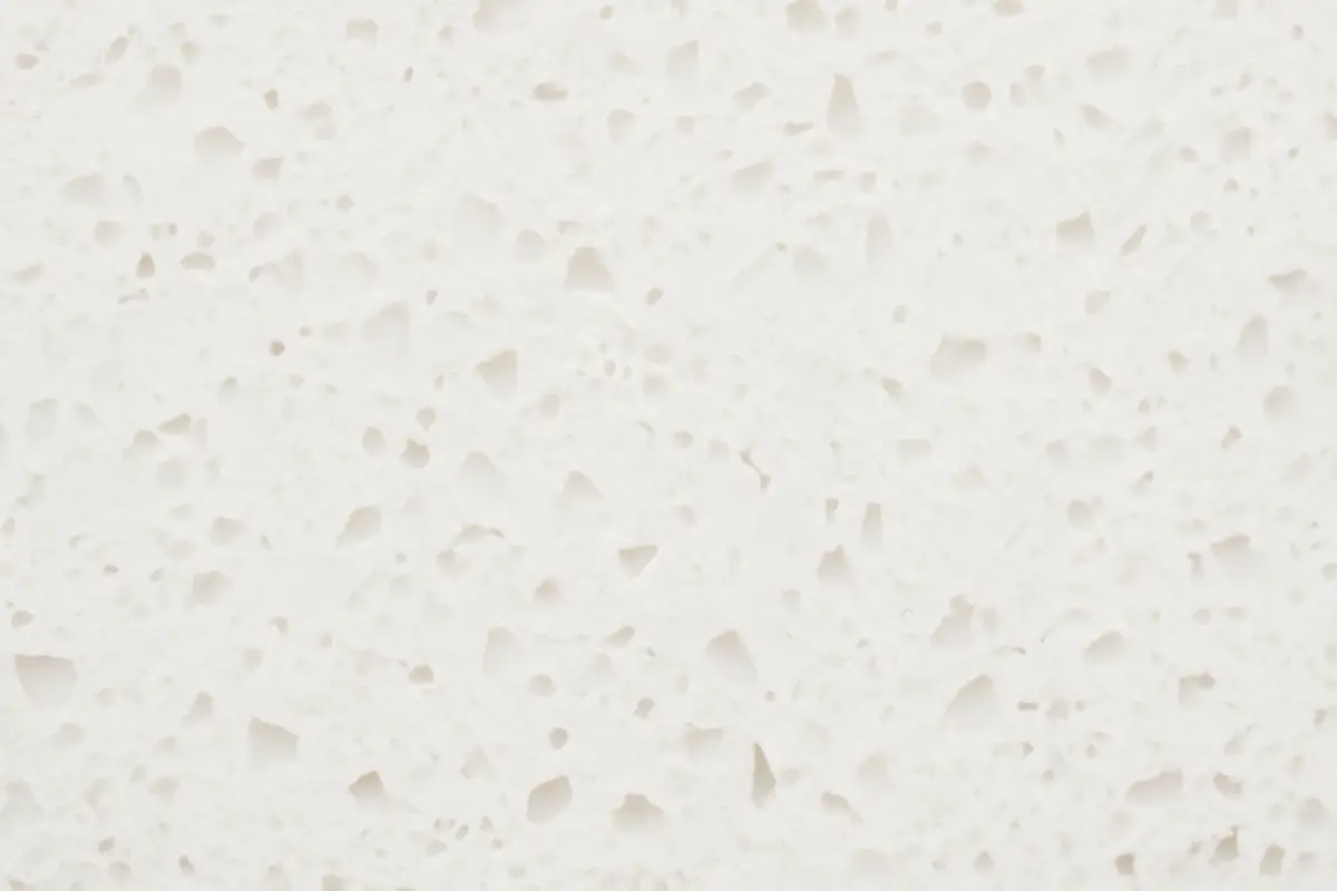 یک نوع سنگ کورین سفید با ریزدانهها از نمای نزدیک