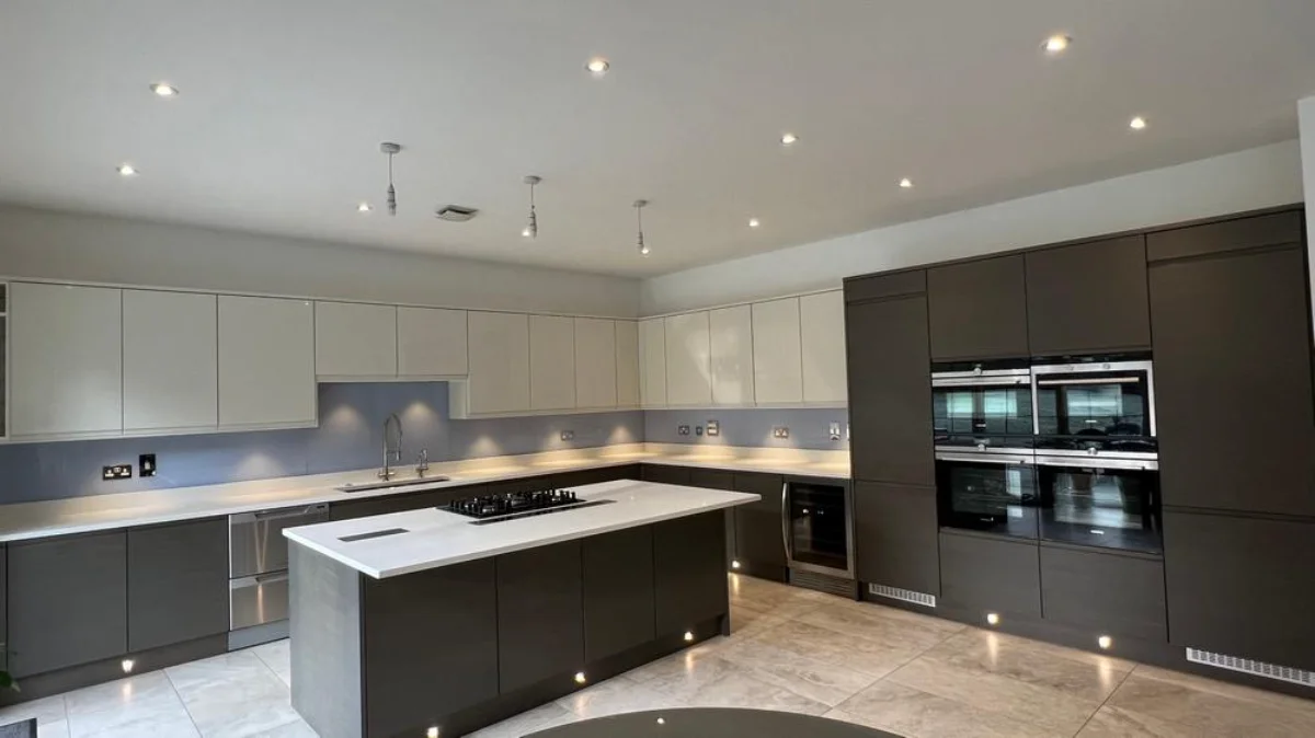 کابینت و جزیره هایگلاس سفید طوسی