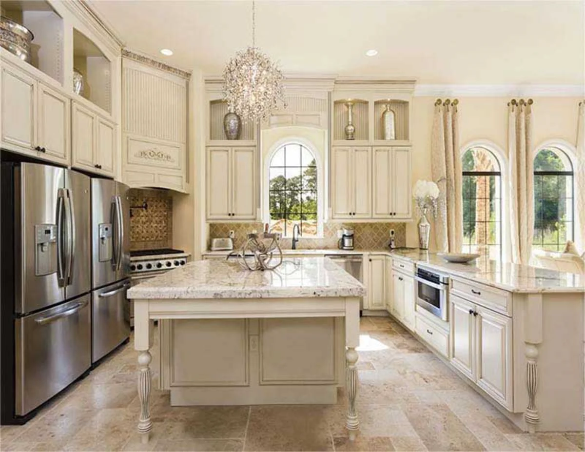 کابینت کلاسیک با روکش چوب سفید همراه با جزیره