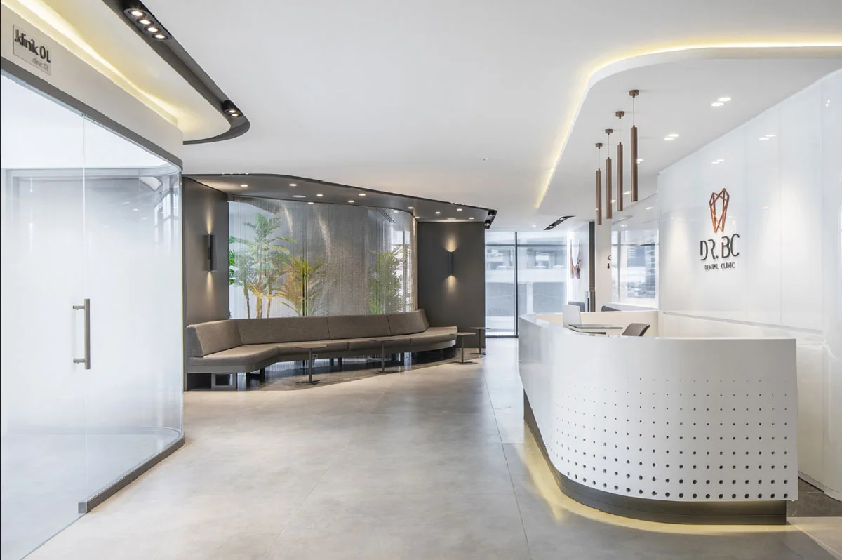 طراحی زیبا در دیزاین مطب پزشکی و مبلمان کاربردی