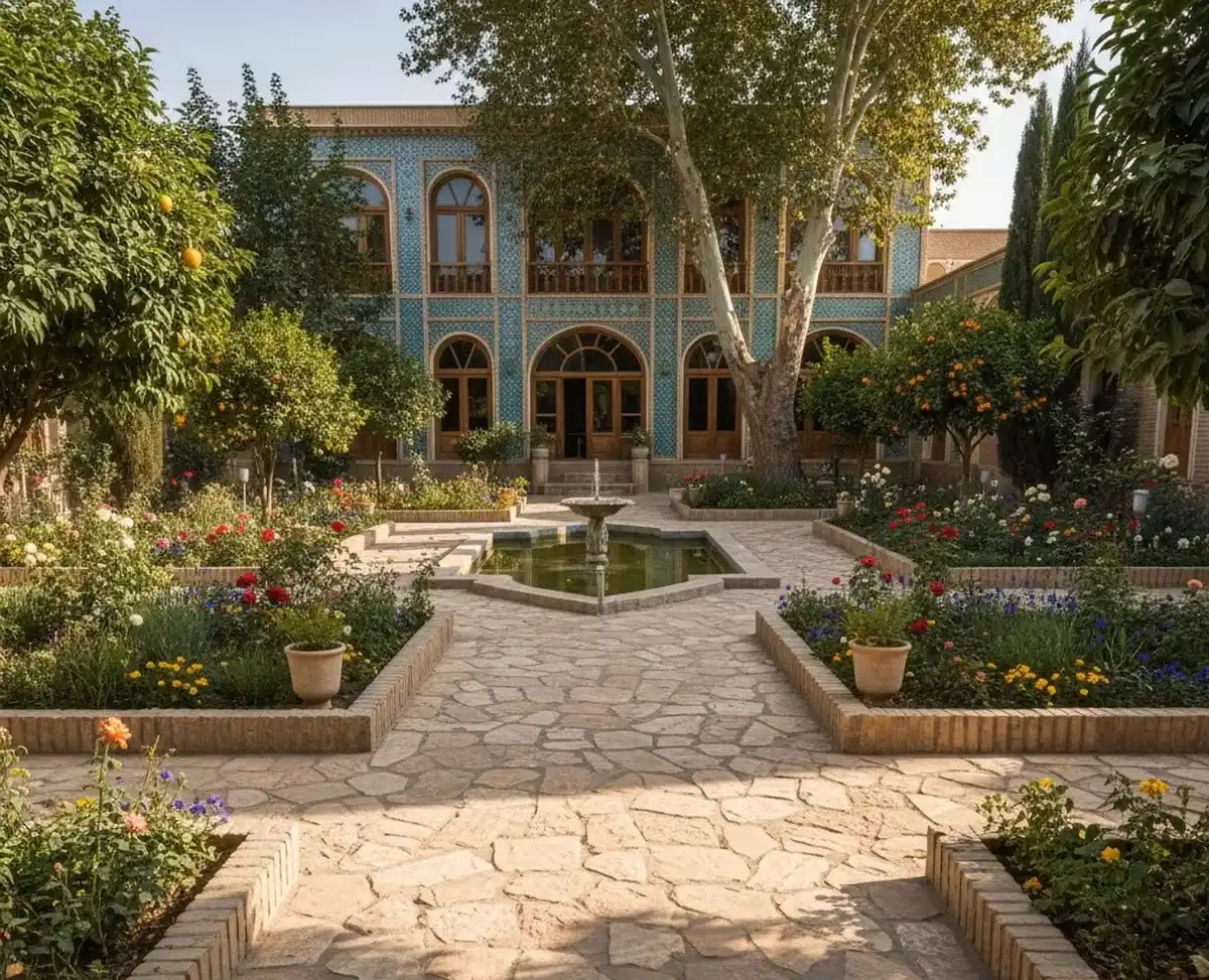 فضای حیاطی باغمانند با درختان و گیاهان متنوع با سنگ مالون کف در طیف رنگی کرم و قهوهای