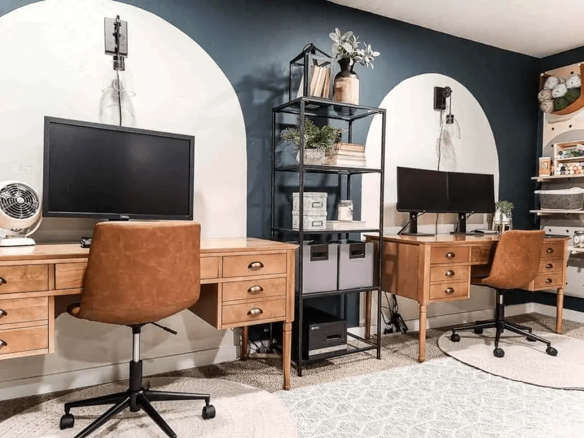 دکوراسیون اداری بوهمین با صندلی قهوهای، میز چوبی و دیوارهای سفید آبی