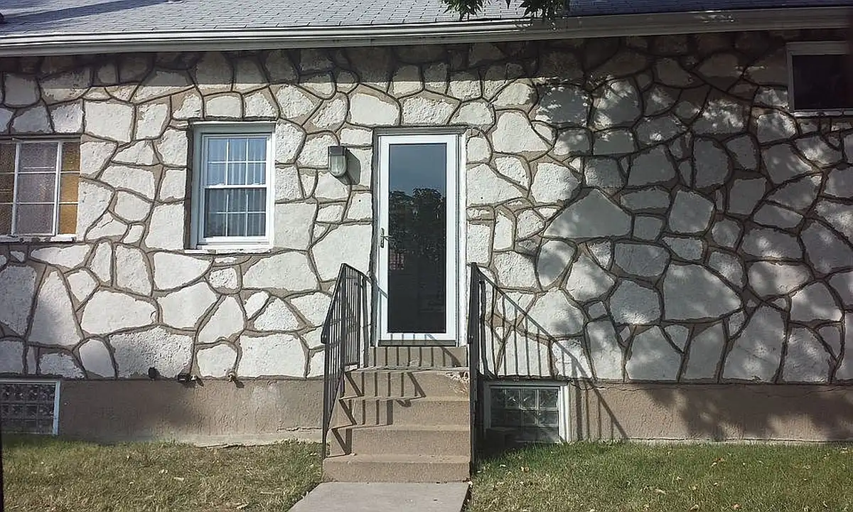 سنگ مالون تراش خورده شیری رنگ به کار رفته در نمای ساختمان