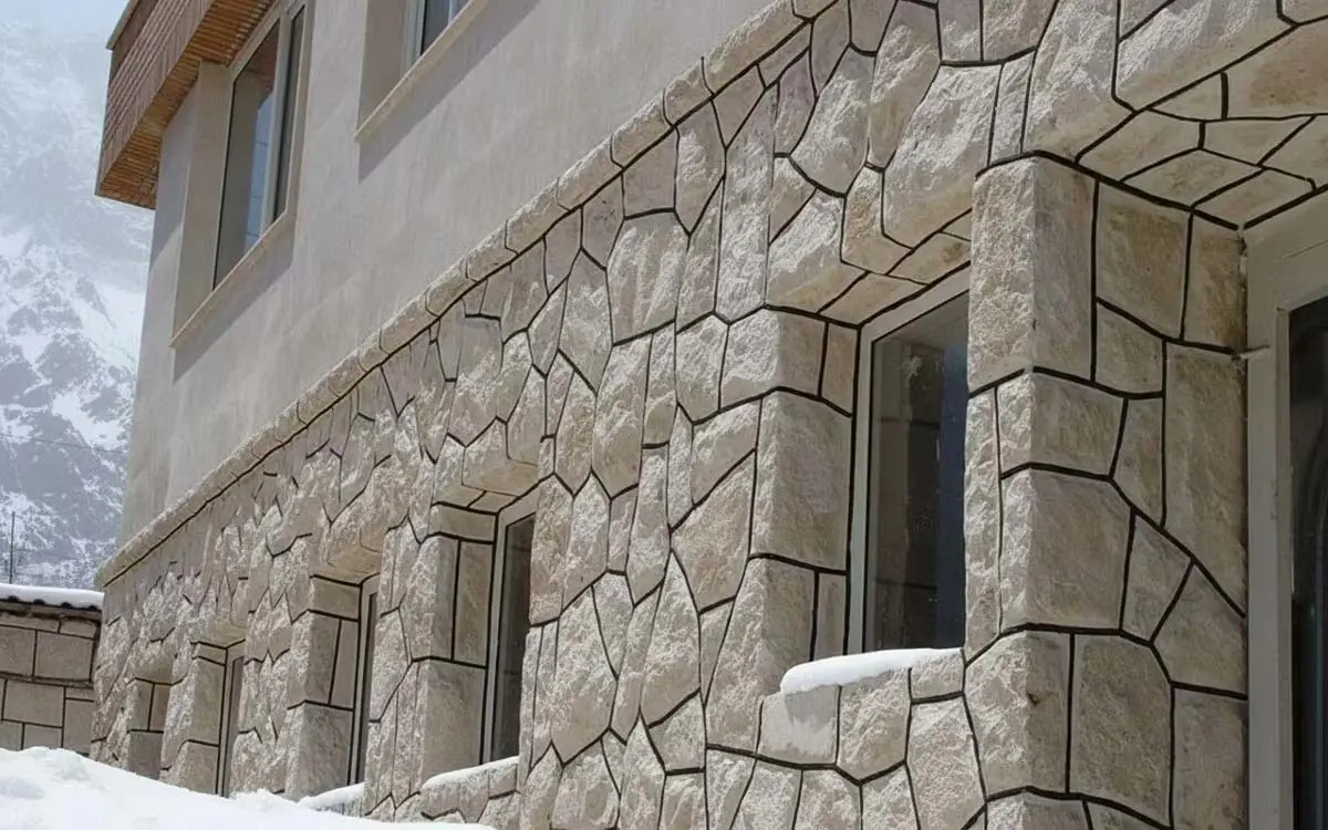 استفاده از سنگ مالون در نمای خانه در محیطی برفی و سرد