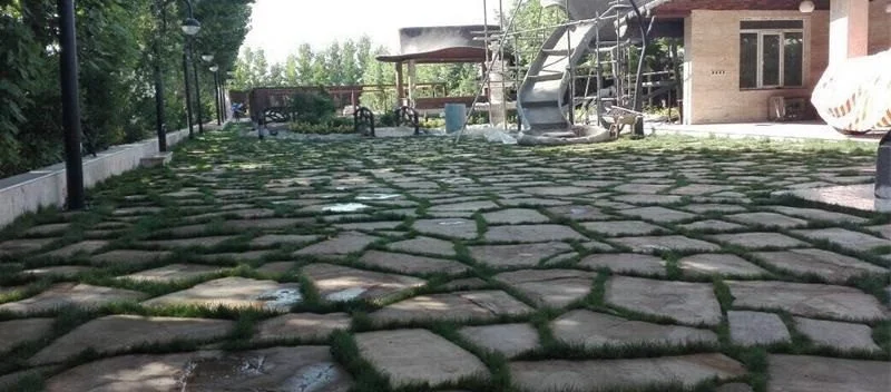 سنگ مالون در سنگفرش حیاط